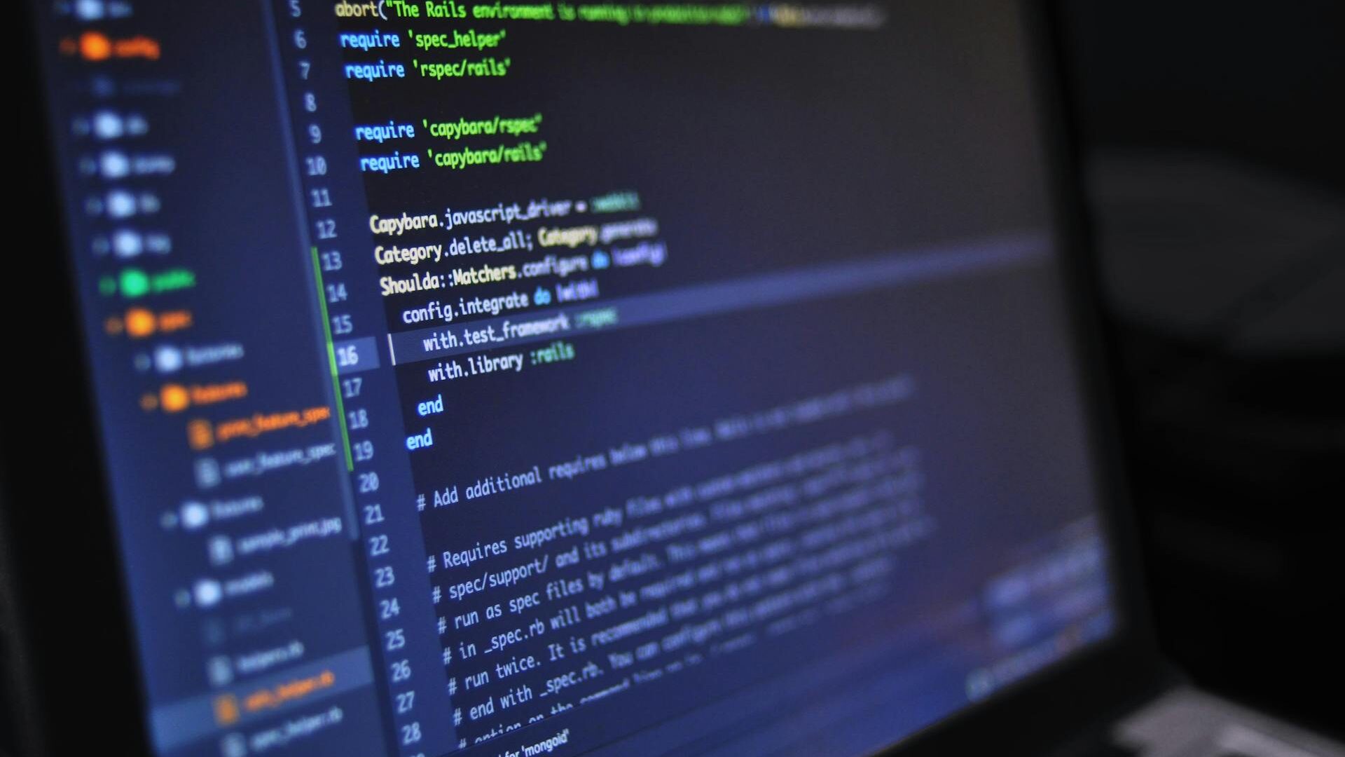 Imagén de unportátil sin sistema operativo, que se está usando para escribir código